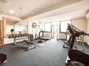 The fitness centre and/or fitness facilities at Hotel Familia