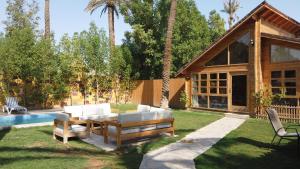 un patio trasero con piscina y una casa en Akwakh Almzraah for Families Only, en Riad