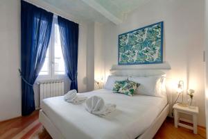 A bed or beds in a room at Mamo Florence - San Lorenzo Apartment