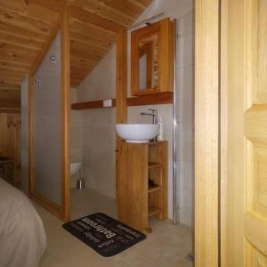 Bilik mandi di Chalet Les Cols - Chambres avec terrasse & jardin - proche de la nouvelle gare +30 gambar
