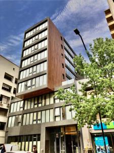 um edifício alto em frente a uma rua em RQ Santa Magdalena em Santiago