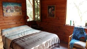 Un dormitorio con una cama en una cabaña de troncos en Alpa'y Kanki, en Alpa Corral 77 fotos más