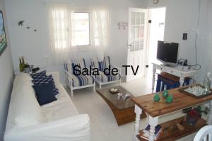 sala de estar con sofá blanco y mesa en Casa com 4 quartos à 200 m da praia c/ churrasqueira, en Palhoça