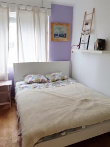 Postel nebo postele na pokoji v ubytování Eagles Nest Apartment