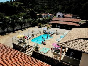 een uitzicht over een zwembad met mensen erin bij Pousada Encantos da Serra in Serra Negra