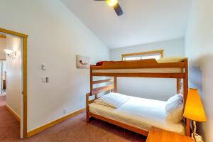een slaapkamer met 2 stapelbedden in een kamer bij DuHaus Green in Big White