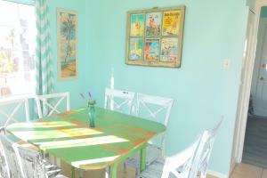 Gallery image of Short walk to beach 4 br 2 bath restored 1935 home in Grover Beach