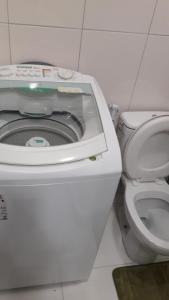 bagno con servizi igienici bianchi e lavandino di Quarto e Sala completo a Rio de Janeiro