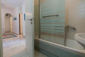 A bathroom at Seafront Villa Aggeliki Még 37 kép