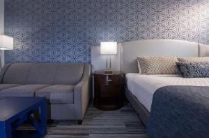 Postel nebo postele na pokoji v ubytování Best Western PLUS Franklin Square Inn
