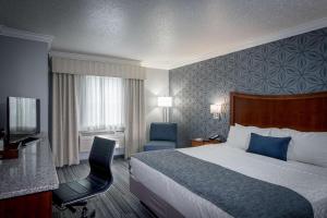 Postel nebo postele na pokoji v ubytování Best Western PLUS Franklin Square Inn