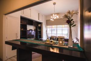 een keuken met een aanrecht met een vaas met bloemen bij LA PORTEÑA in Buenos Aires