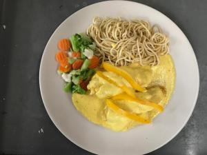 un plato de comida con pasta y verduras en una mesa en Hotel Santa Luisa Finca Boutique, en Gutiérrez Zamora