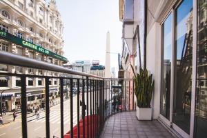 een balkon van een gebouw met een potplant erop bij LA PORTEÑA in Buenos Aires