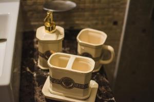 een aanrecht met twee kopjes en een kraan bij LA PORTEÑA in Buenos Aires +22 foto's