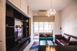 een woonkamer met een bank en een televisie bij LA PORTEÑA in Buenos Aires