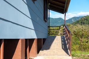 eine Treppe, die zu einem Gebäude mit Bergen im Hintergrund führt in der Unterkunft Las Calas Lodge in Bajos del Toro