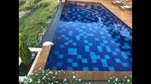 a swimming pool with blue tiles on it at Casa Upa ,casa con piscina espectacular, Barichara in Barichara