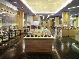 Restoran või mõni muu söögikoht majutusasutuses Mercure Bandung Nexa Supratman