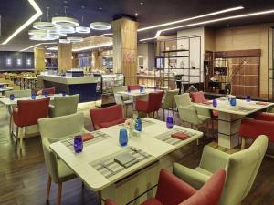 Restoran või mõni muu söögikoht majutusasutuses Mercure Bandung Nexa Supratman
