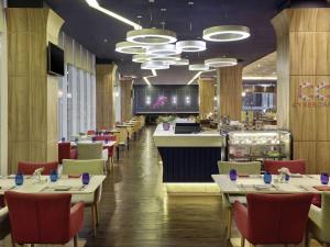 Restoran või mõni muu söögikoht majutusasutuses Mercure Bandung Nexa Supratman