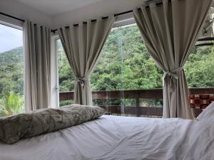 Ένα ή περισσότερα κρεβάτια σε δωμάτιο στο Villa Vitoria