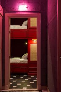 Postel nebo postele na pokoji v ubytování Azure Hostel Bangkok
