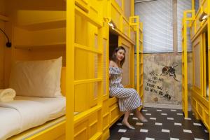 Postel nebo postele na pokoji v ubytování Azure Hostel Bangkok
