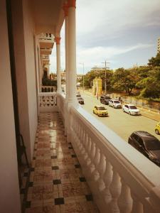 balcón con vistas a la calle y a los coches en Hostal 1811 en Cartagena de Indias