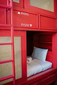 Postel nebo postele na pokoji v ubytování Azure Hostel Bangkok