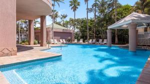 - une piscine dans un complexe avec des palmiers dans l'établissement Oaks Gold Coast Hotel, à Gold Coast