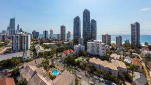 une vue aérienne sur une ville avec de grands bâtiments dans l'établissement Oaks Gold Coast Hotel, à Gold Coast