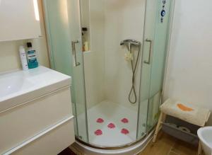 una ducha con puerta de cristal en un baño en Casa Mimi, en Faro 34 fotos más