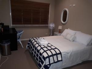 A bed or beds in a room at Accommodation on Westlake Mount Ommaney