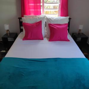 En eller flere senge i et værelse på Les galets