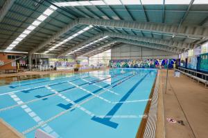 a large swimming pool in a large building at Jenolan Holiday Park Oberon in Oberon