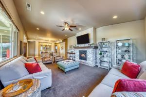 ein Wohnzimmer mit weißen Möbeln und einem Kamin in der Unterkunft Mountain View Retreat: Paradise Village at Zion #39 in Santa Clara