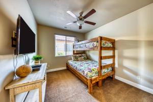 ein Schlafzimmer mit Etagenbett und Schreibtisch in der Unterkunft Mountain View Retreat: Paradise Village at Zion #39 in Santa Clara + 26 Fotos