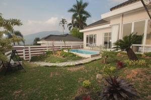 Bazén v ubytování Nirvana Villas Puncak nebo v jeho okolí