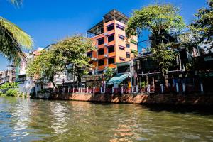 een rivier met een gebouw aan de zijkant bij Bangkok Canale Home at Khaosarn in Bangkok