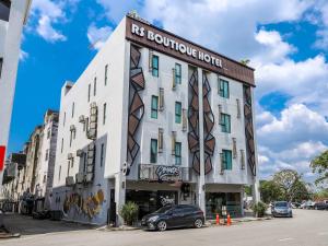 un bâtiment blanc avec un panneau indiquant n boutique hôtel dans l'établissement RS Boutique Hotel, à Keluang