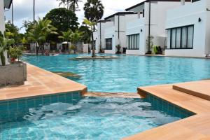 - une piscine d'eau bleue dans un complexe dans l'établissement Sai Naam Lanta Residence SHA Plus, à Ko Lanta