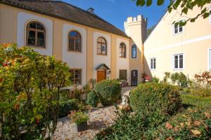 - une vue sur l'extérieur d'une maison avec un jardin dans l'établissement Schloss - Schenke Tunzenberg, à Mengkofen