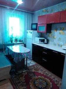 AlfërovoにあるКривой Рог на Заречном 4 квартира посуточноのキッチン(小さなテーブル、冷蔵庫付)