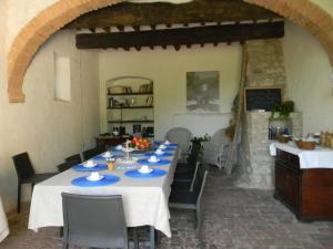 A restaurant or other place to eat at Gli Appartamenti Di Torre Bertona