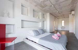 - une chambre dotée d'un lit avec des oreillers roses dans l'établissement Sea Lovers Apartment, à Alcúdia