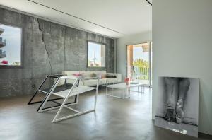 - un salon avec un canapé et une table dans l'établissement Sea Lovers Apartment, à Alcúdia