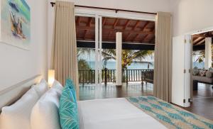 安伯朗戈德Villa Mer Vue的一间带床的卧室，可欣赏海景