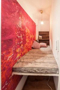 ein Schlafzimmer mit einem großen Wandgemälde in der Unterkunft Wohnen an der Juliuspromenade Stadt in Würzburg