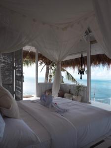 
A bed or beds in a room at TROPICAL GLAMPING BALI, Nusa Penida
